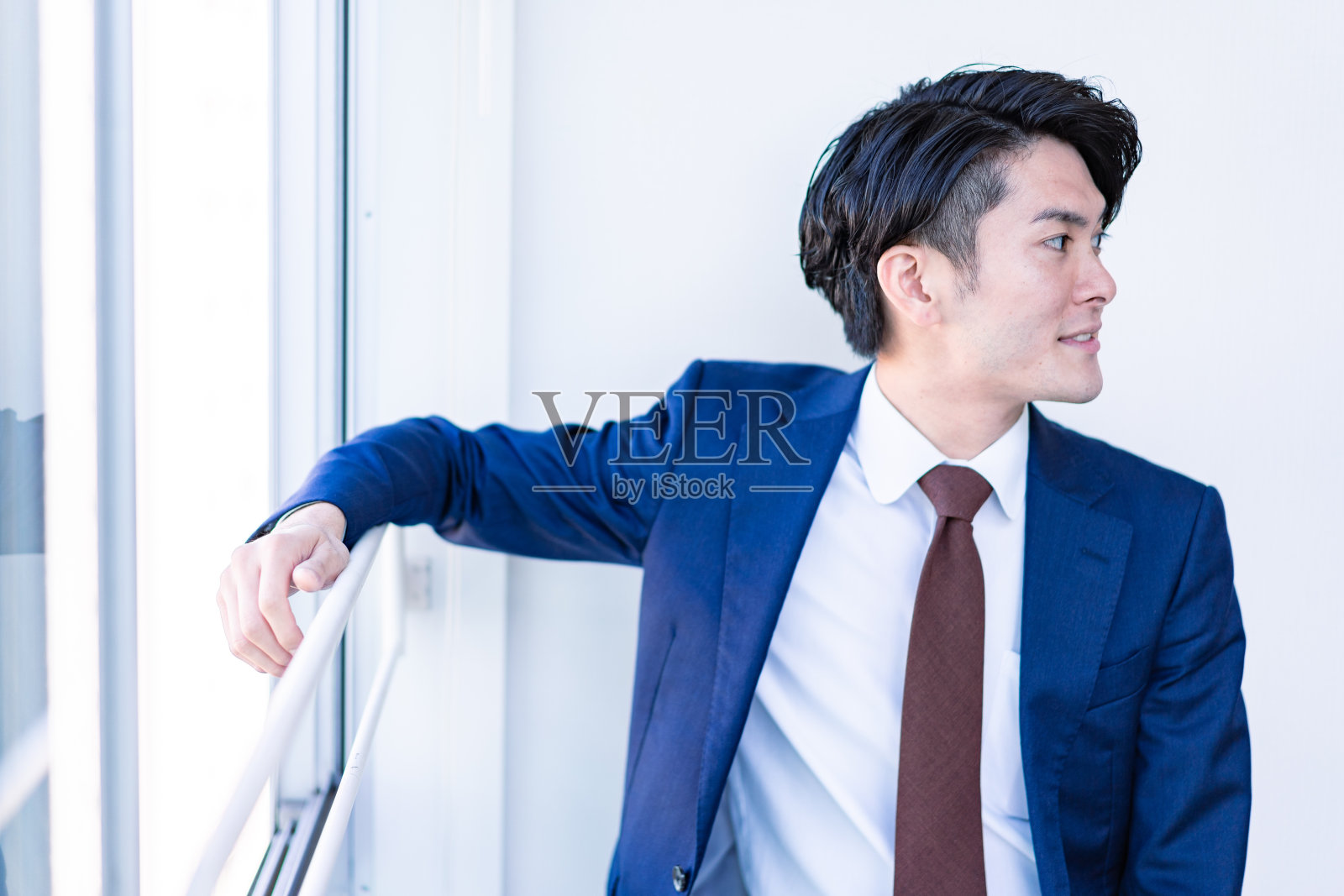 男性高级员工在办公室放松照片摄影图片