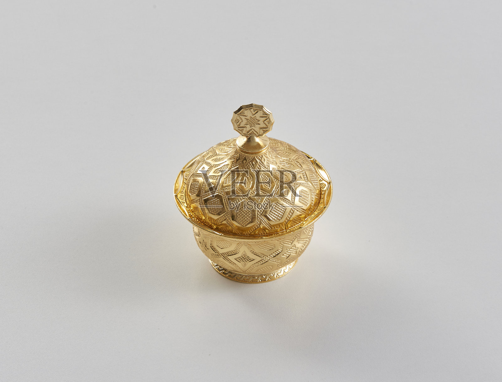 金银托盘，锌手工白色背景孤立的风格。照片摄影图片