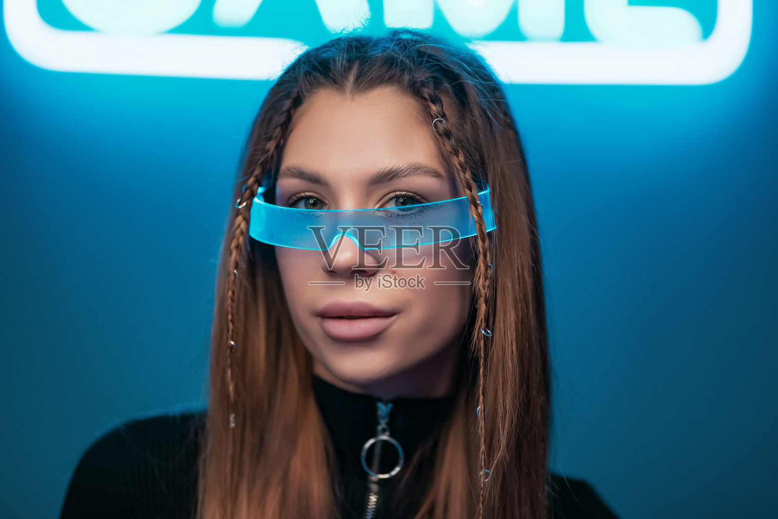 女性肖像在开玩笑的风格。戴网络眼镜的女人照片摄影图片