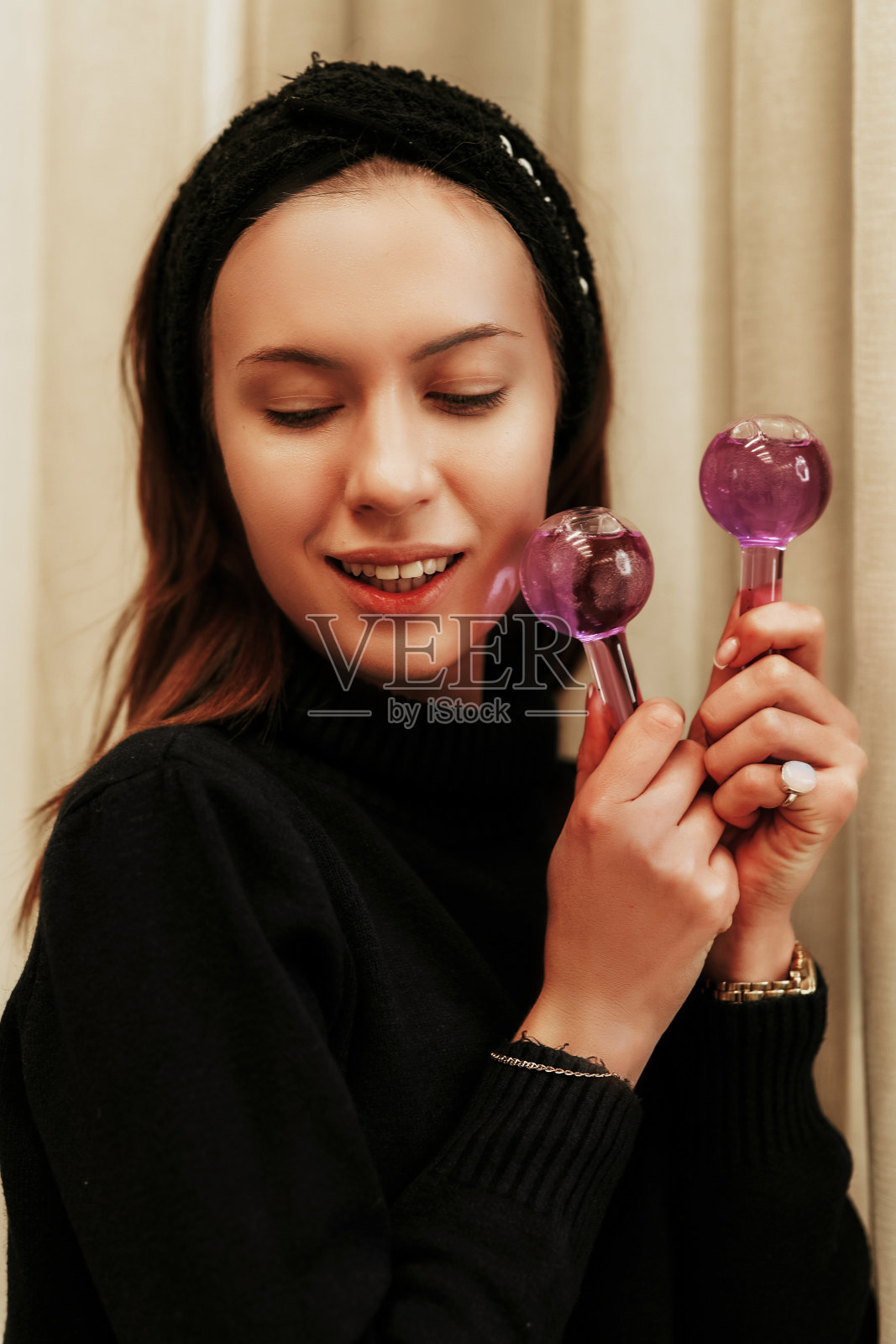 一个女人用面部冰球按摩自己的脸照片摄影图片