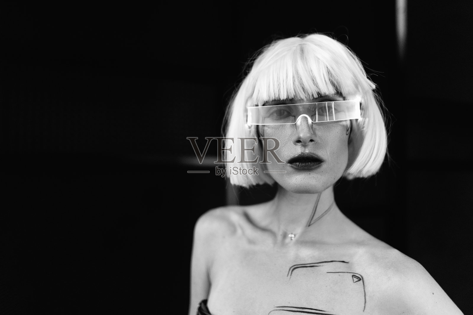 未来主义风格。朋克的女人照片摄影图片