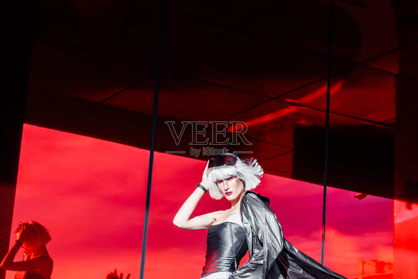 红色背景的金发女郎的时尚肖像照片摄影图片