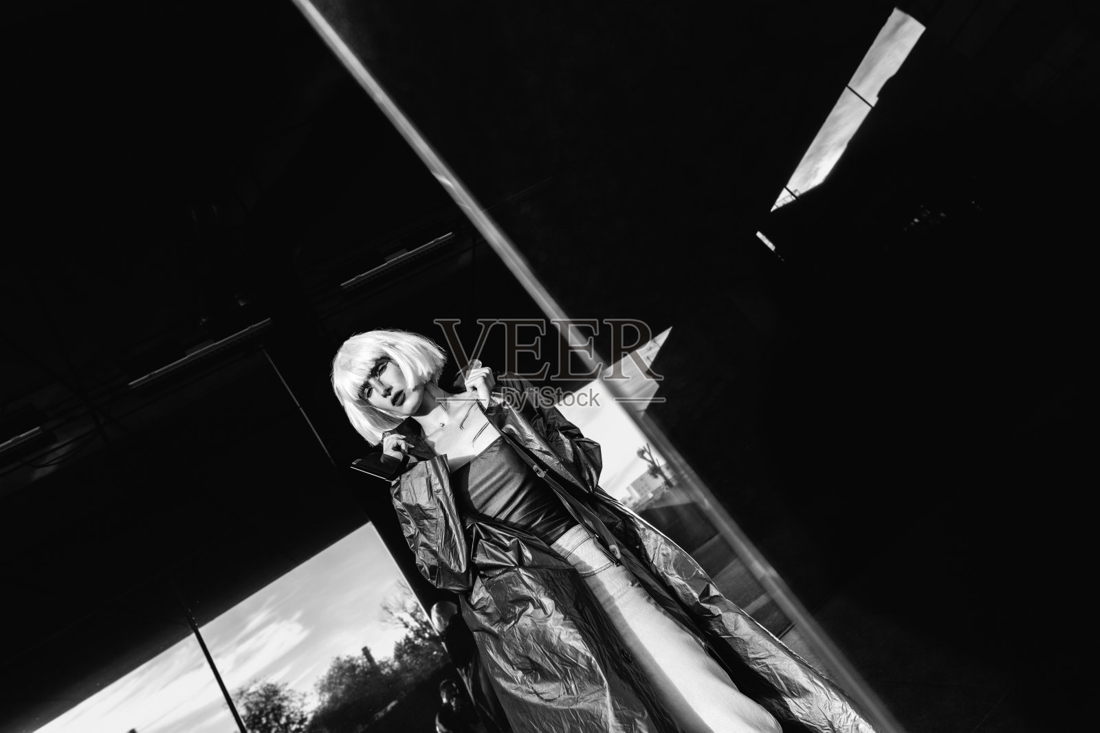 红色背景的金发女郎的时尚肖像照片摄影图片