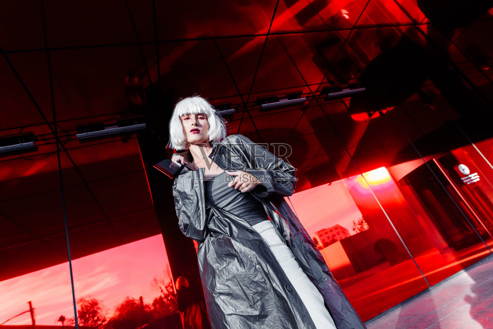 未来的时尚。红色空间的未来派金发女郎照片摄影图片