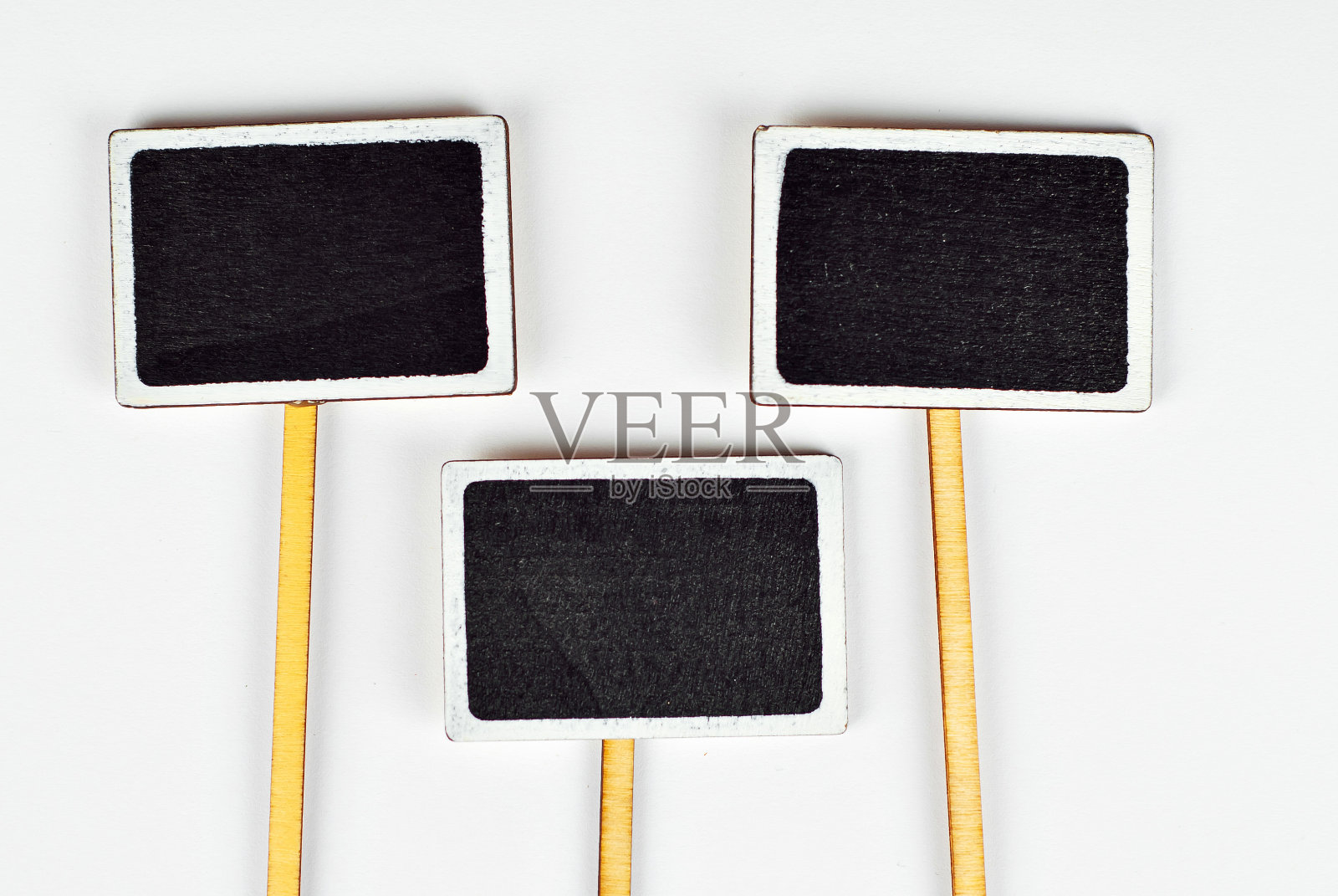 孤立的黑色木板，在白色背景上刻有铭文。产品信息面板。价格表或产品广告签名。在黑板上为文本和复制留出空闲空间。照片摄影图片