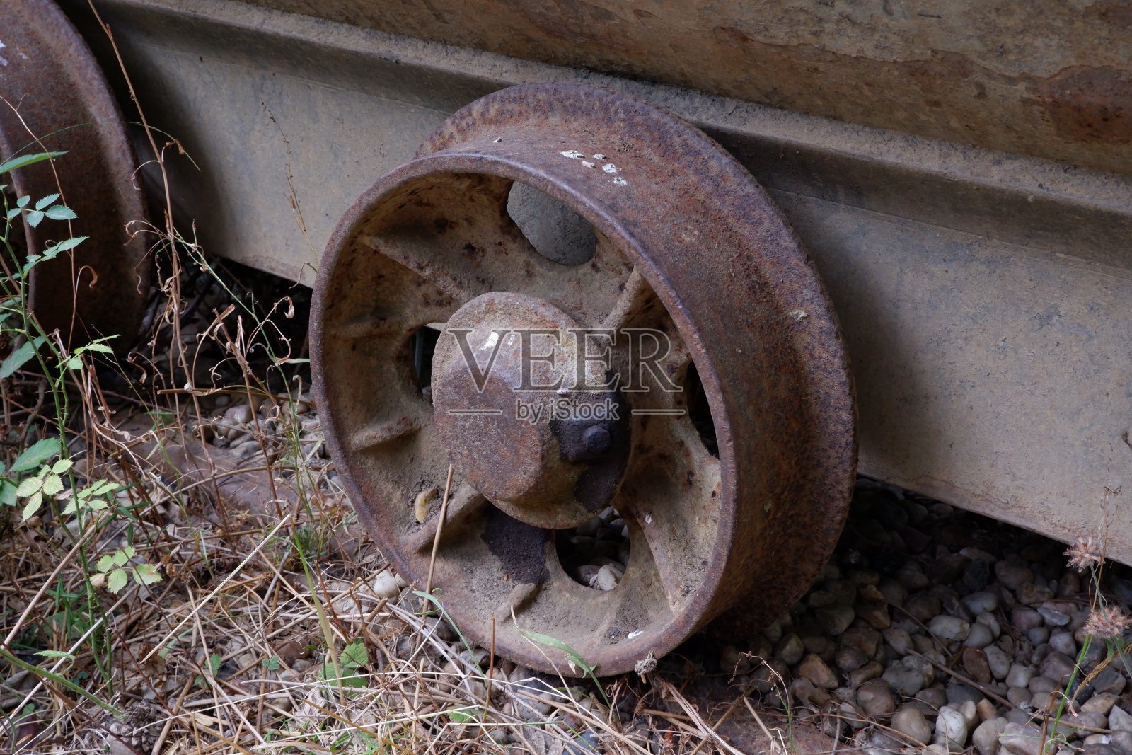 旧的、生锈的、损坏的马车轮子照片摄影图片