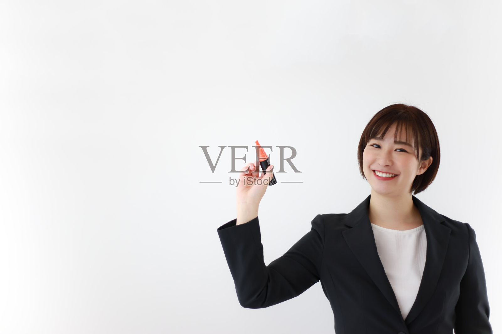 一个拿着记号笔的女人的形象照片摄影图片