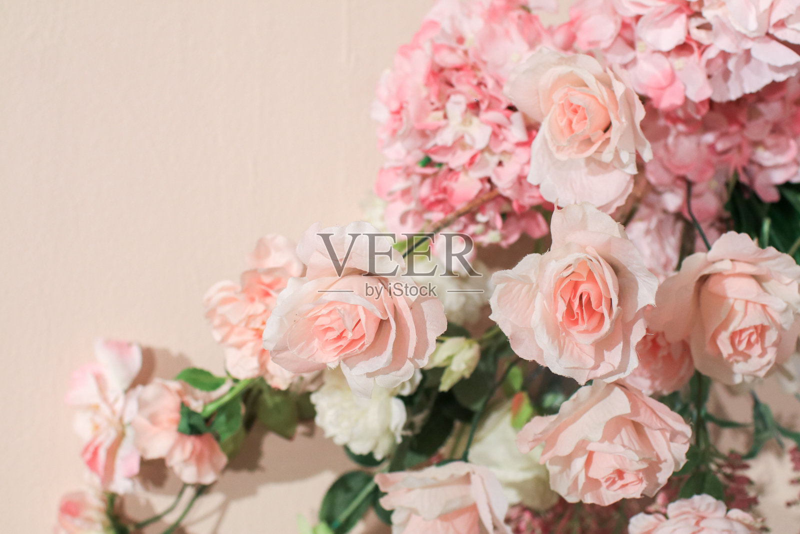 粉红色的玫瑰花瓣设置在柔和的粉红色背景。自然背景。柔和的粉色花束花卡，选择性的焦点照片摄影图片