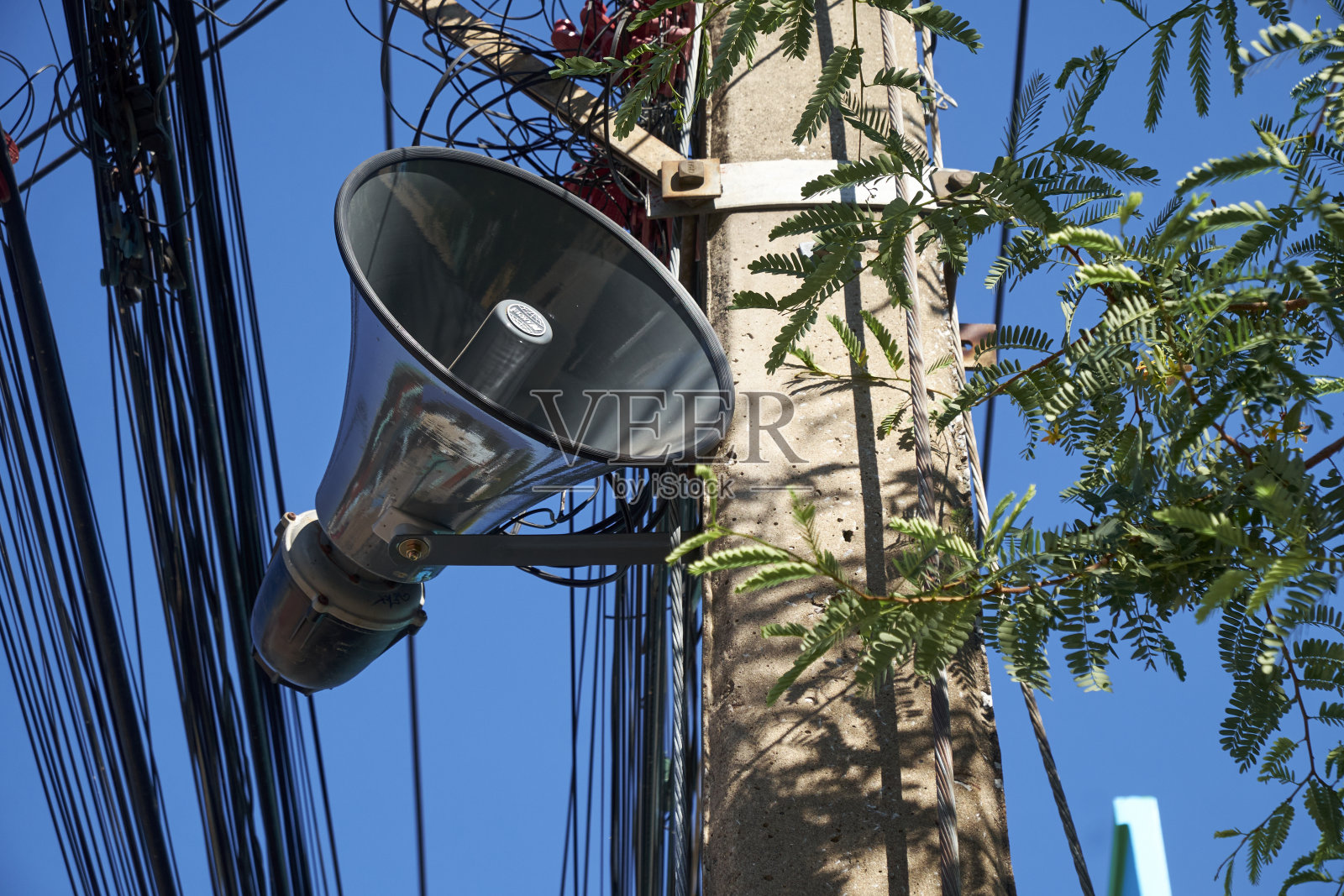 电线杆上装有喇叭喇叭和扩音器。照片摄影图片