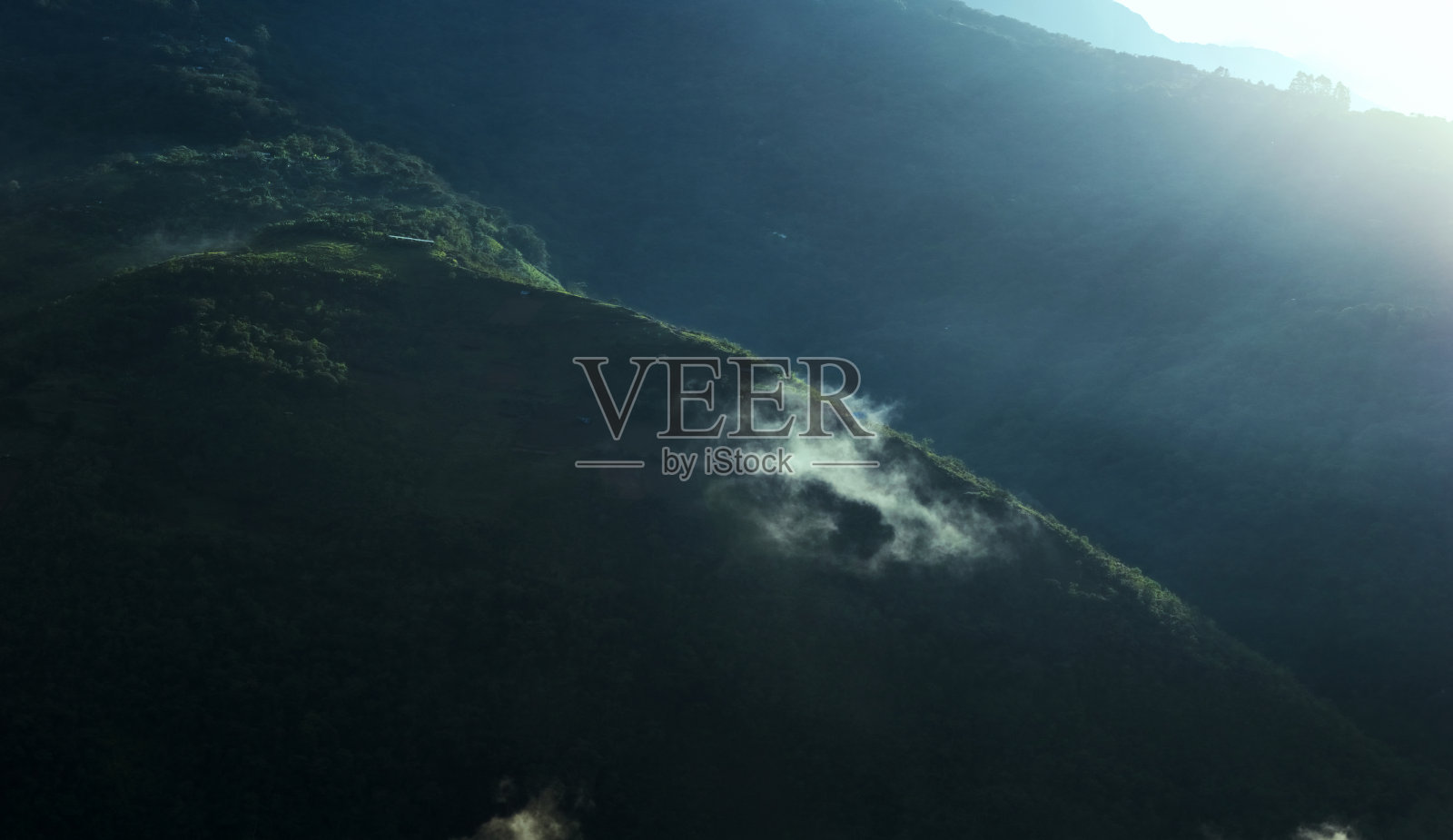 青烟缭绕山坡照片摄影图片