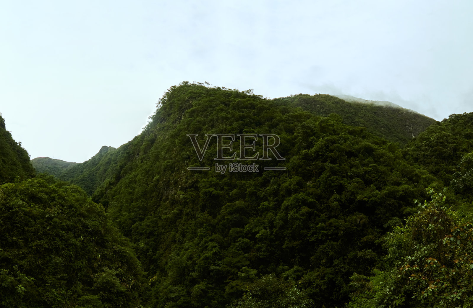 苍穹映衬下的青山照片摄影图片