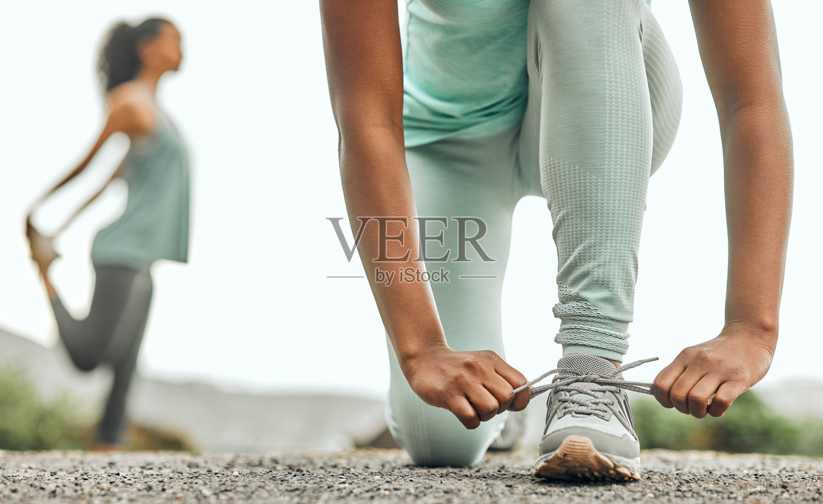 一个不认识的人在跑步前系鞋带的照片照片摄影图片