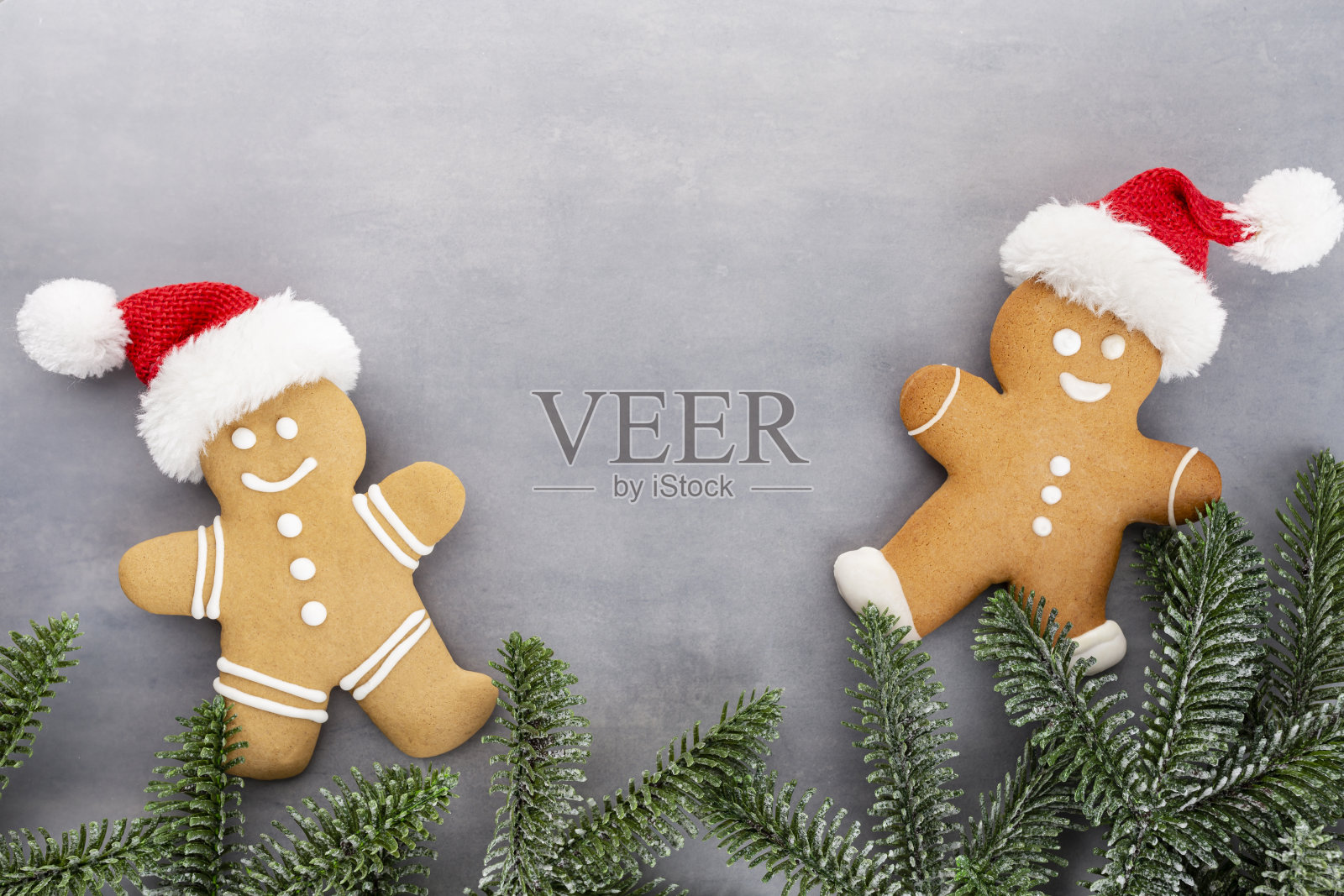 姜饼人，饼干和圣诞节装饰在柔和的背景。照片摄影图片