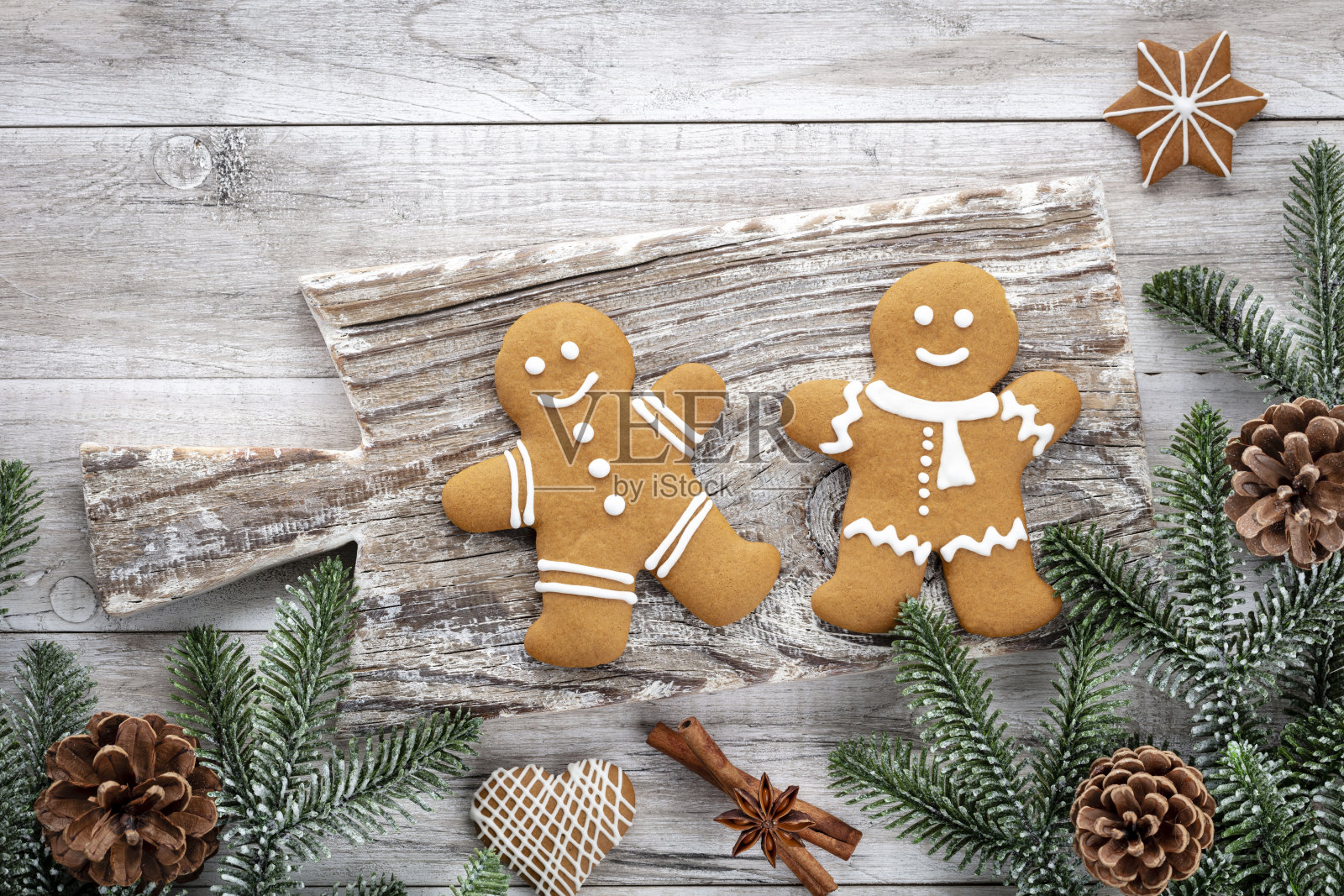 木桌上自制圣诞姜饼饼干。照片摄影图片