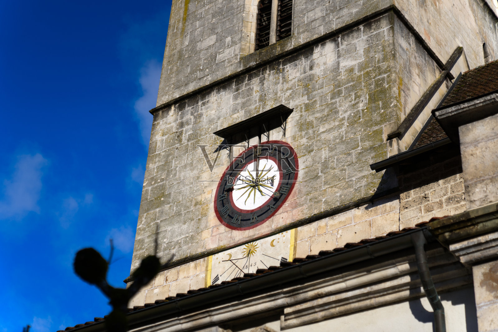 一个阳光明媚的冬日，在侏罗州的中世纪小镇St-Ursanne，一座美丽的学院教堂。照片摄影图片