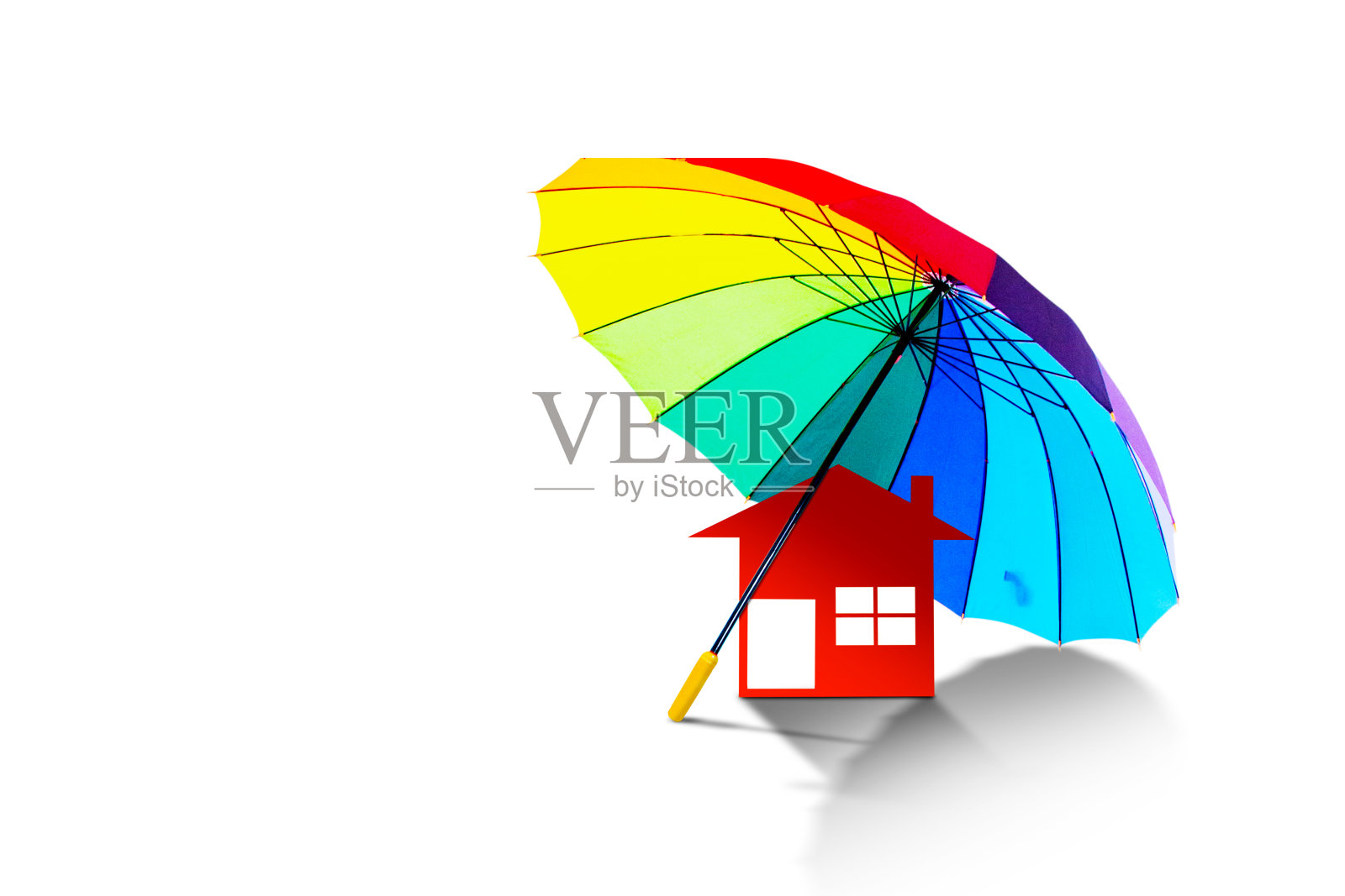 画室里有一把彩色的伞和一座红色的房子照片摄影图片