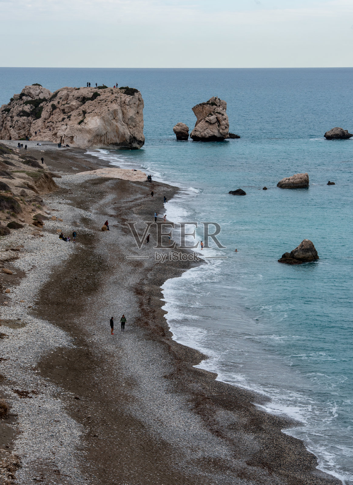 位于塞浦路斯帕福斯地区的佩特拉·图·罗米欧(Petra tou Romiou)，阿芙罗狄蒂岩石(Rock of Aphrodite)的沿海地区照片摄影图片