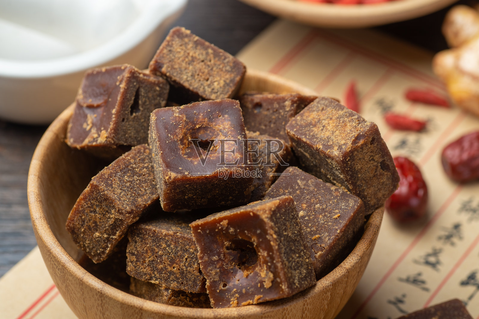 桌上有红糖和处方照片摄影图片