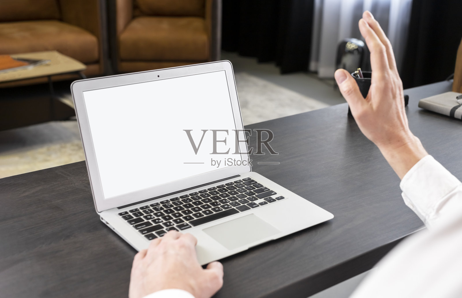 笔记本电脑模型。在线视频电话。商人对着摄像头挥手。在线交流的概念照片摄影图片