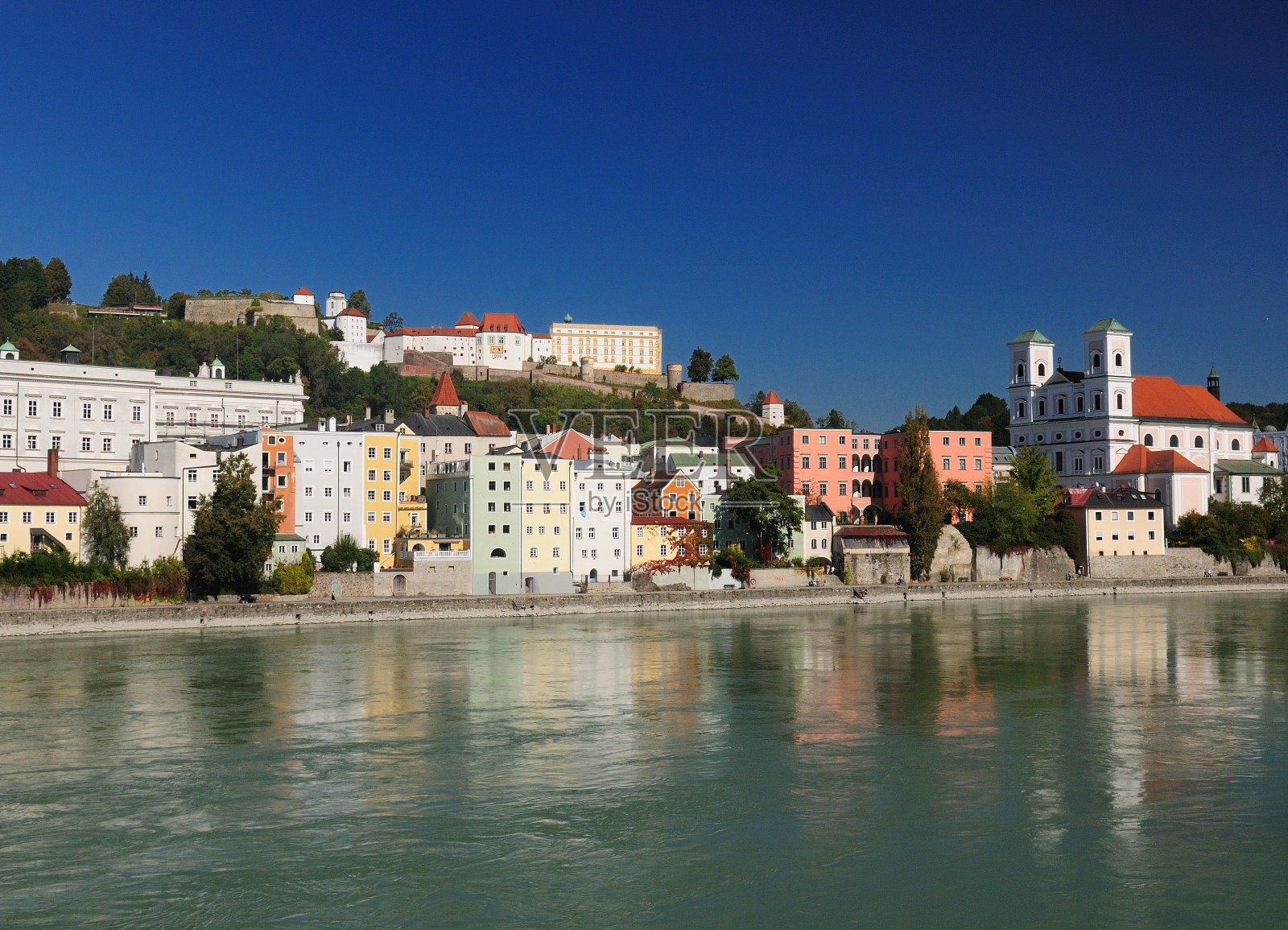 在一个美丽的阳光明媚的秋日，从河酒店到奥伯豪斯堡韦斯特照片摄影图片