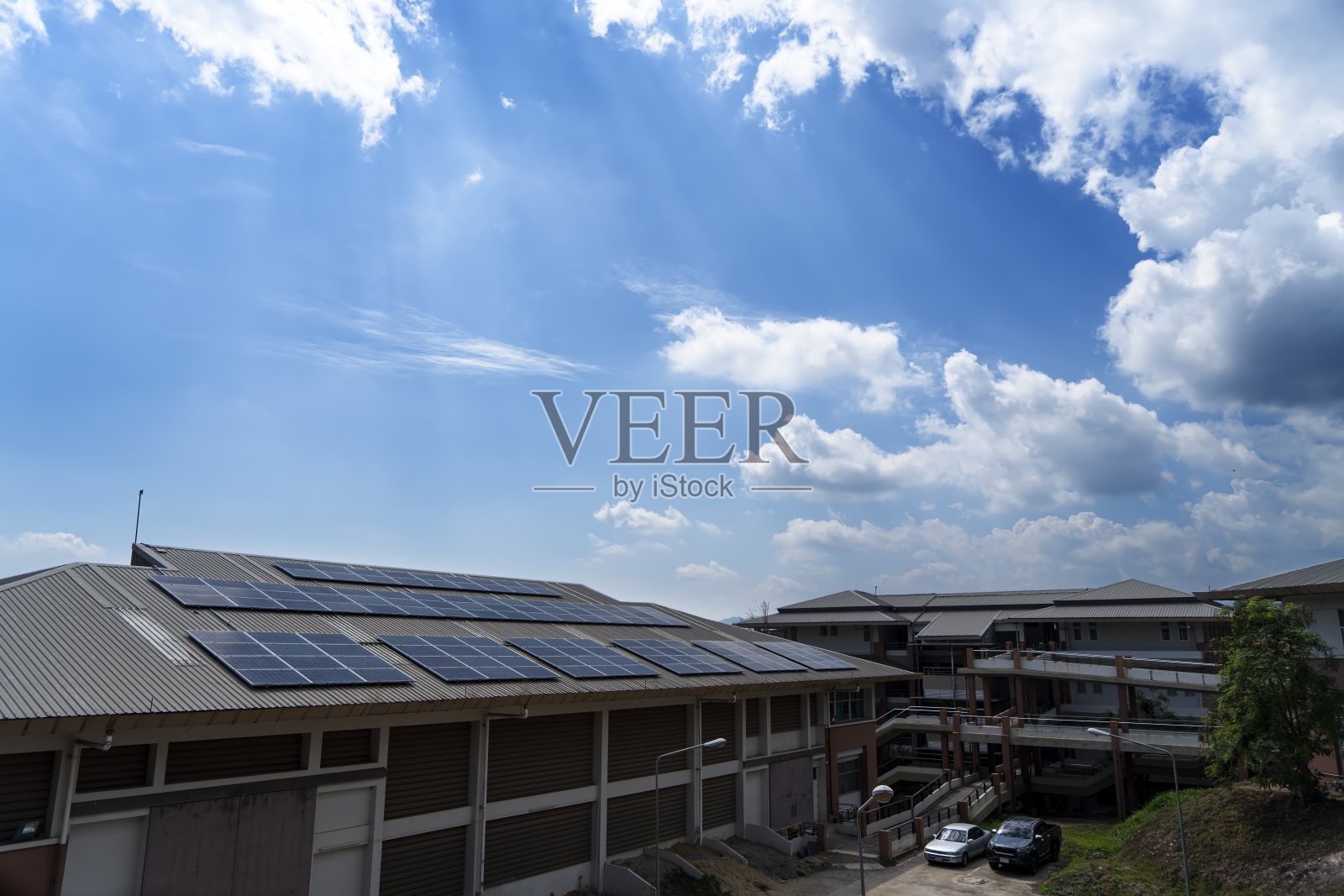 屋顶上的太阳能电池板与多云的蓝天背景。可再生能源概念和绿色能源照片摄影图片