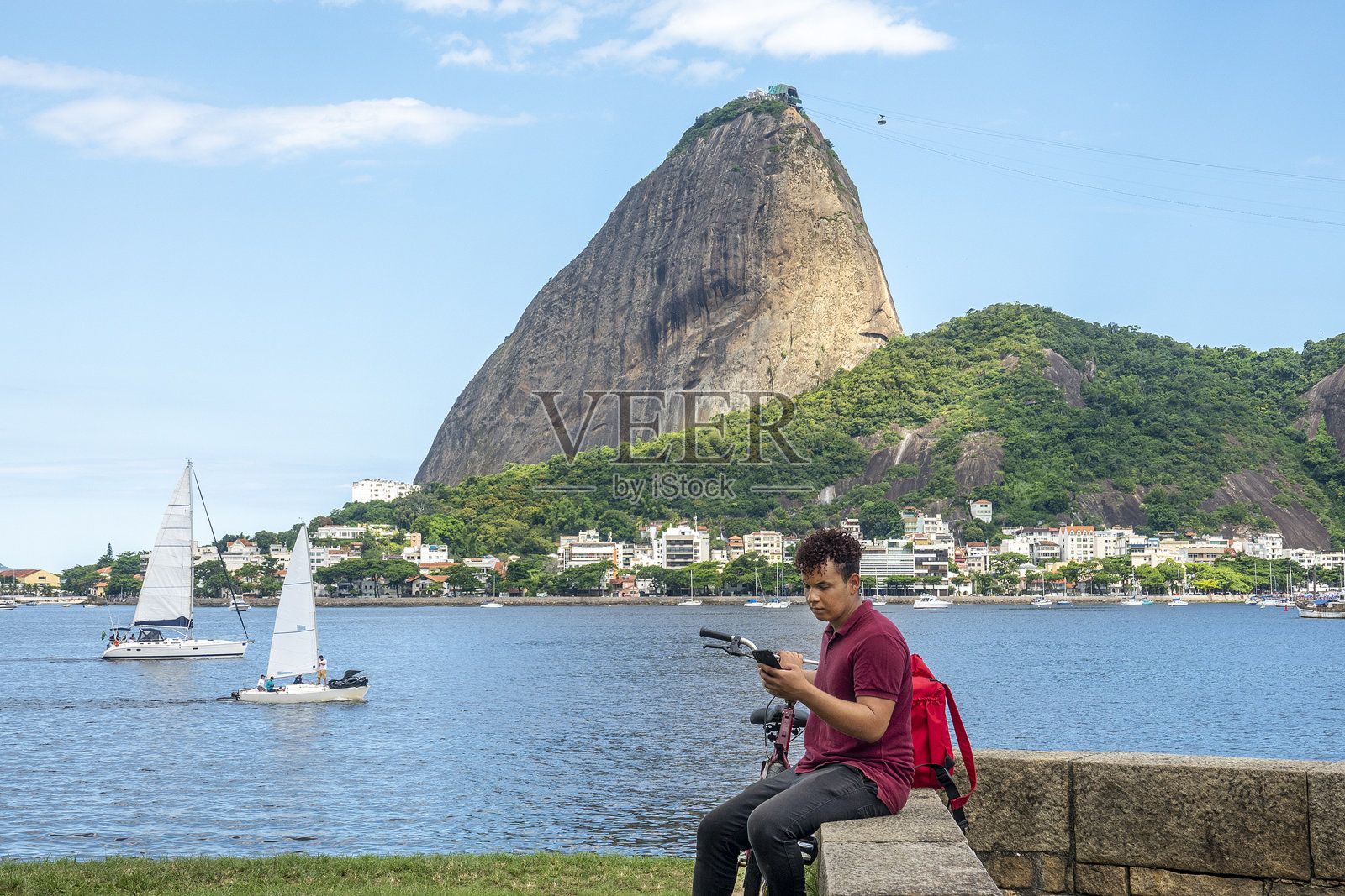 25岁男子骑自行车送货上门照片摄影图片