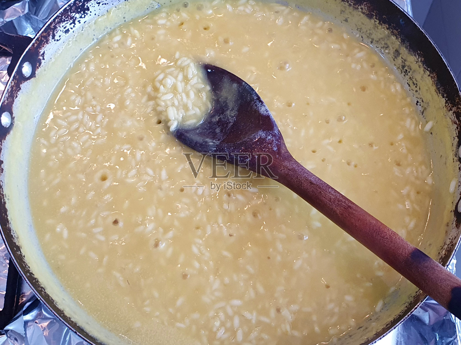 准备一个意大利调味饭照片摄影图片