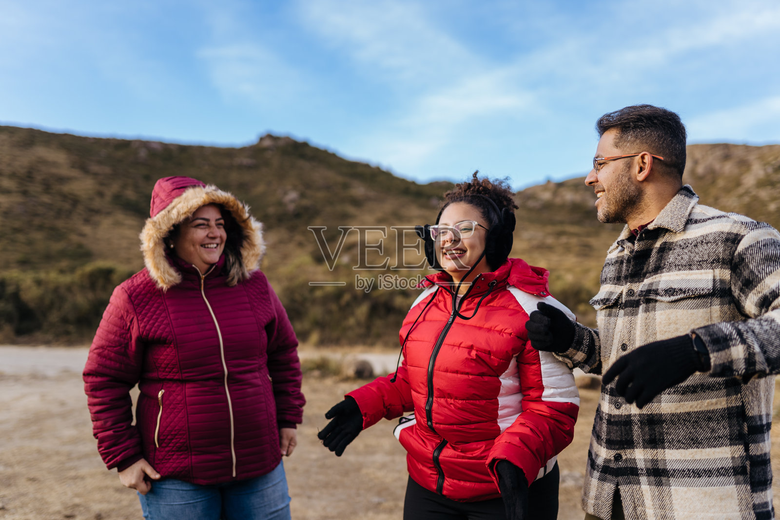 朋友们在沙漠自然公园里唱歌跳舞照片摄影图片