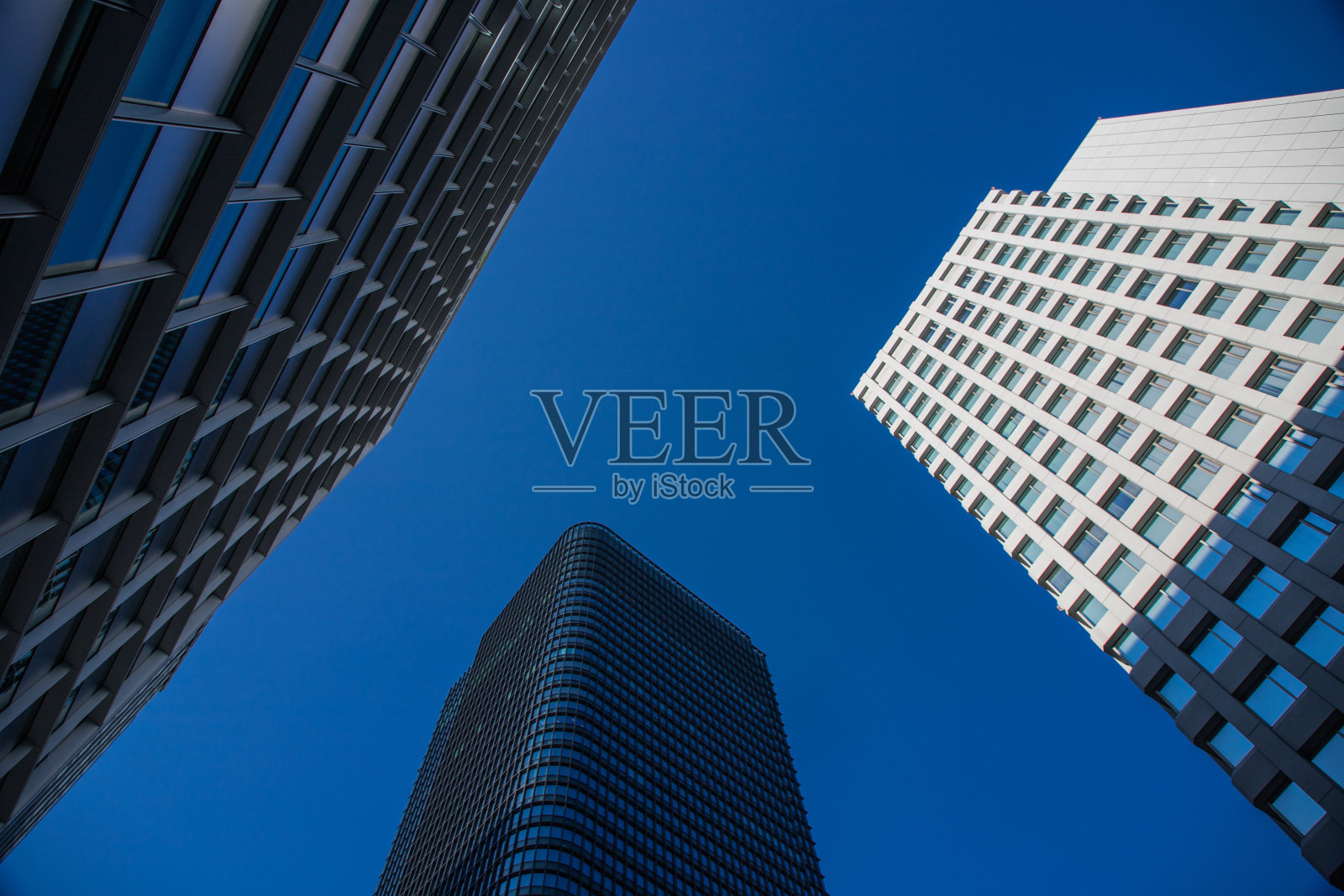 三幢摩天大楼的低角度视图照片摄影图片