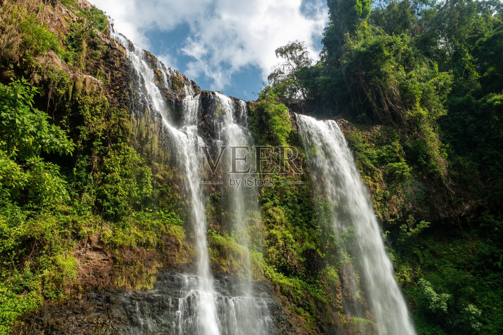 热带雨林中的塔元瀑布。老挝照片摄影图片