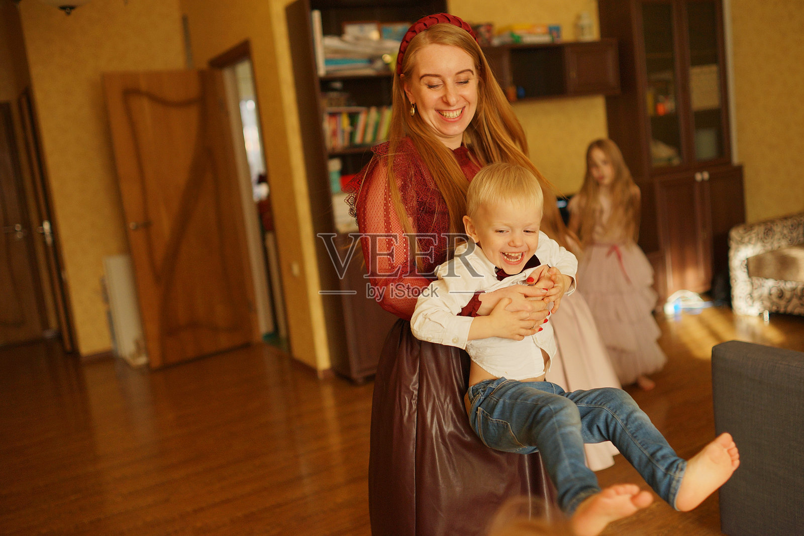 母亲和儿子玩得很开心。快乐的时刻。爱的背景。照片摄影图片