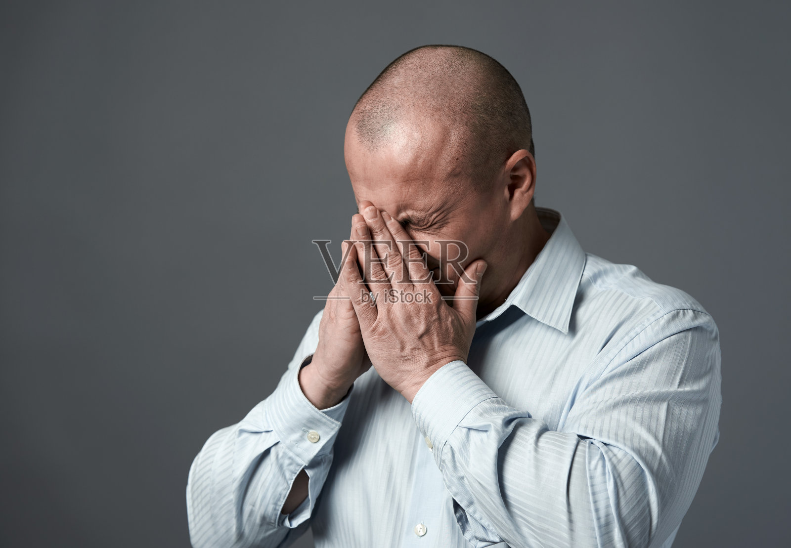 资深商人，偏头痛严重照片摄影图片