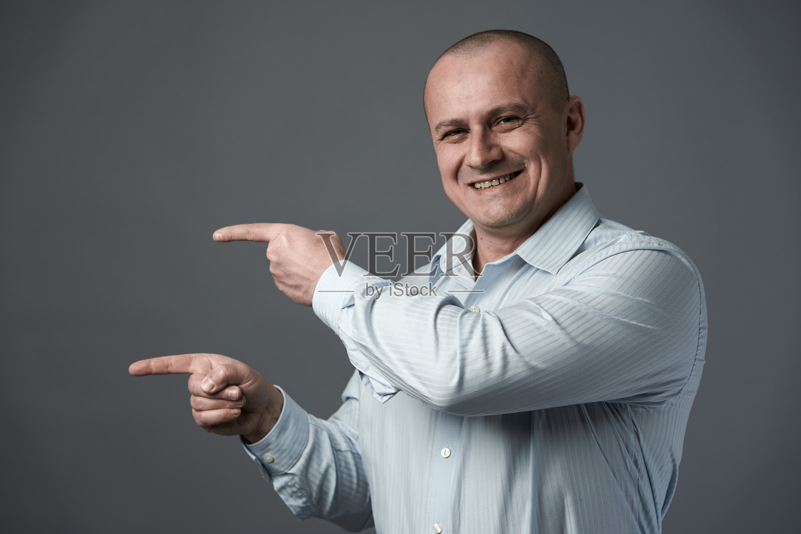 高级商人展示产品照片摄影图片