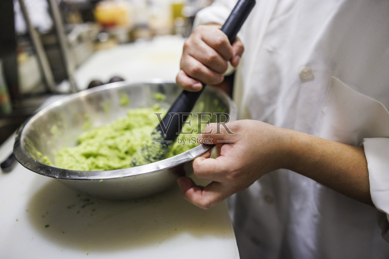 在餐厅厨房里制作鳄梨酱照片摄影图片