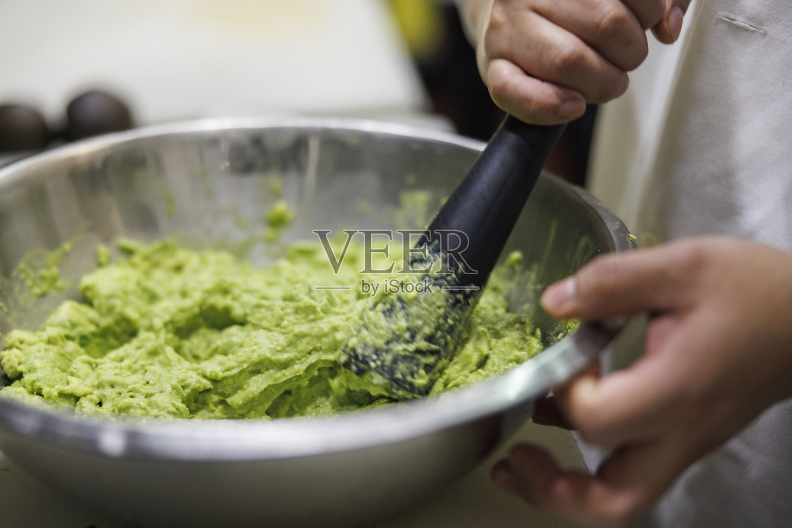 在餐厅厨房里制作鳄梨酱照片摄影图片