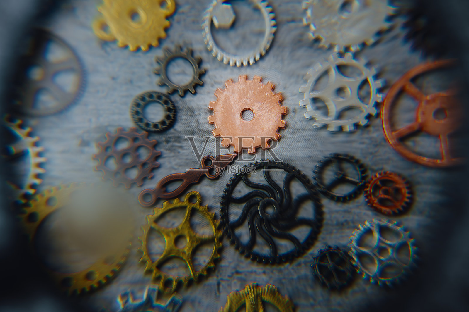 用放大镜看石板上的齿轮照片摄影图片