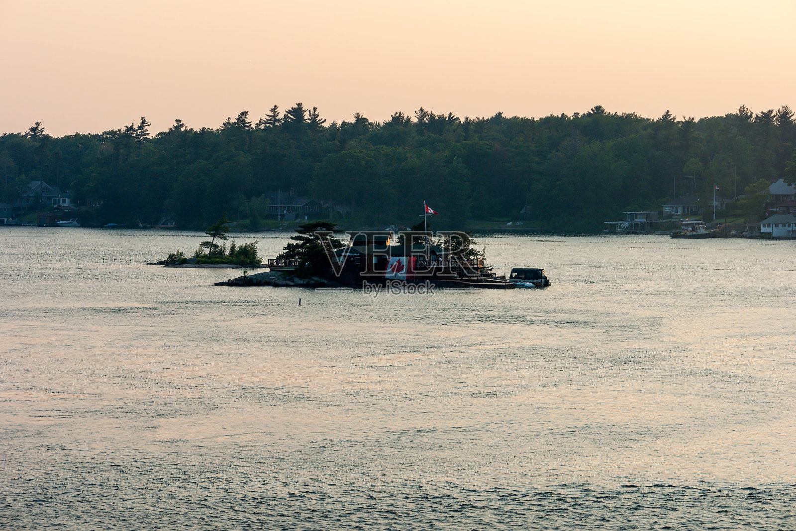 在加拿大和美国乘坐快艇从五大湖俯瞰的景色照片摄影图片