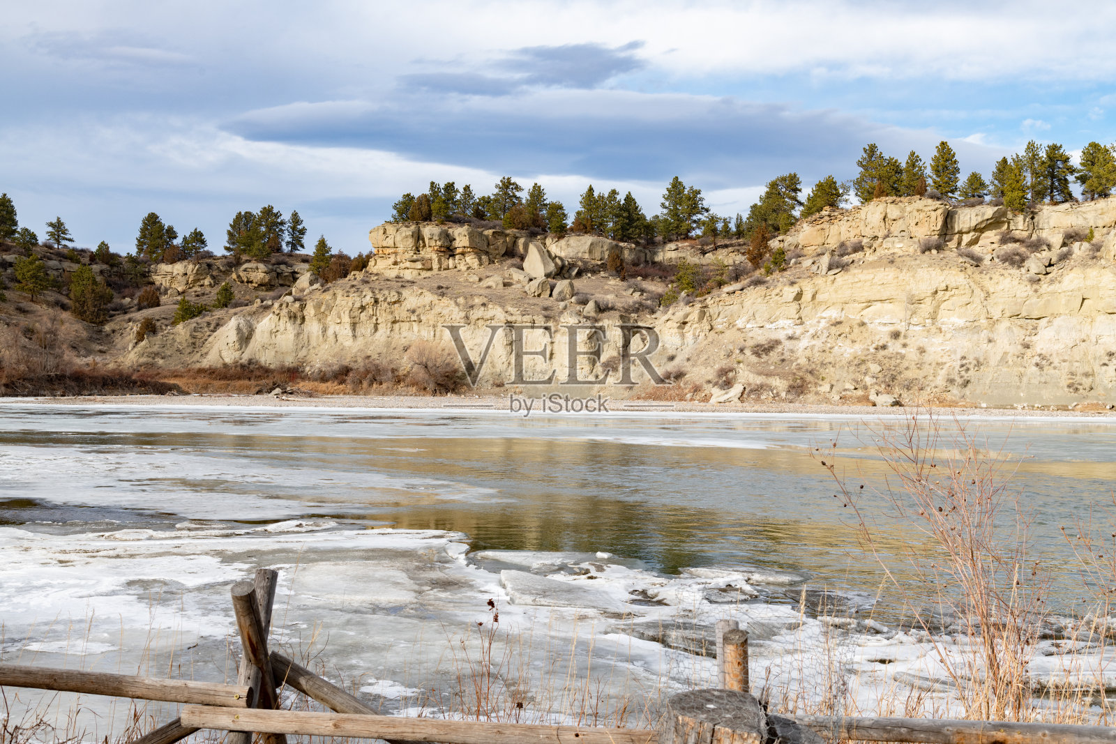 黄石河，探险家克拉克在石中探险国家纪念碑照片摄影图片