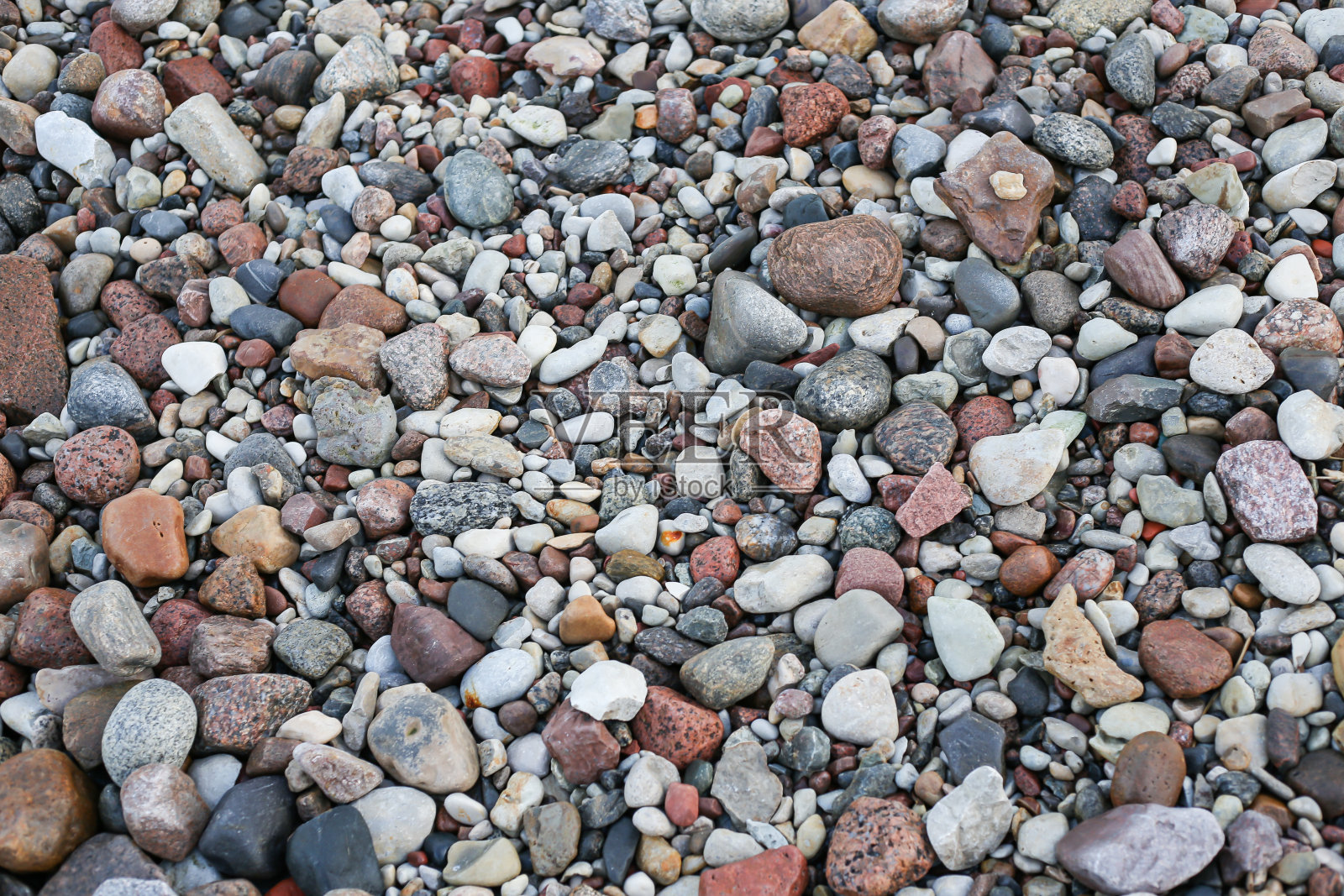 近距离摄影视野与小的和大的岩石在海滩上。照片摄影图片