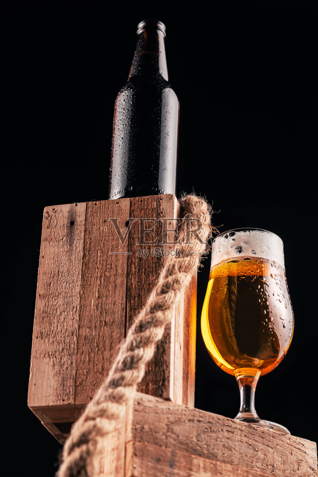 一瓶满的啤酒照片摄影图片
