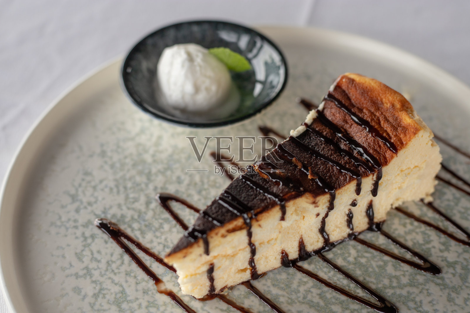 圣塞巴斯蒂安芝士蛋糕配香草冰淇淋照片摄影图片