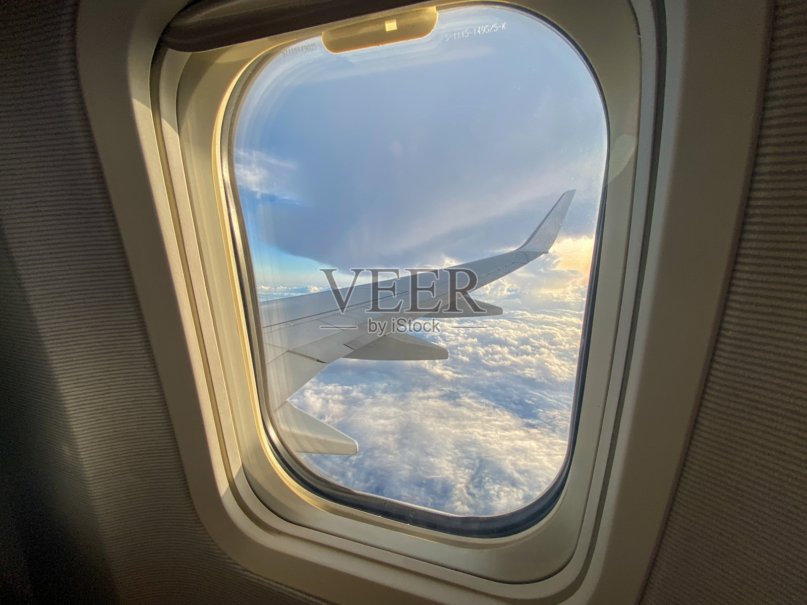 从商业航班窗口看到的美丽的云雾景象照片摄影图片