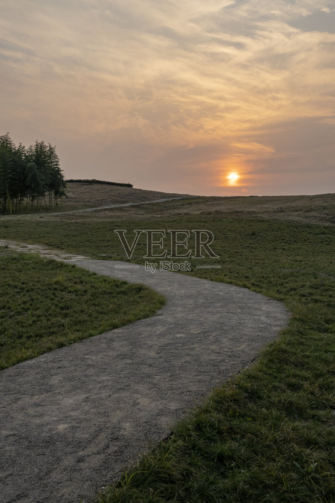 日落时山坡上的路照片摄影图片