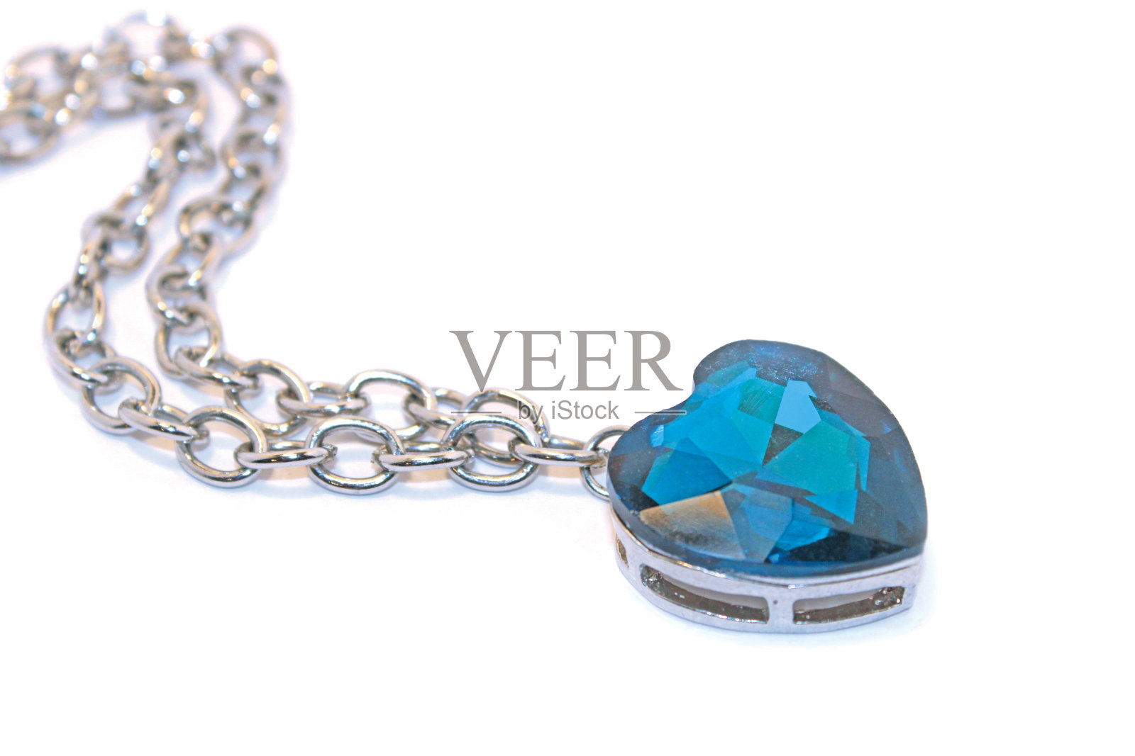 时尚珠宝蓝心宝石，如电影《泰坦尼克号》中的“海洋之心”宝石。照片摄影图片