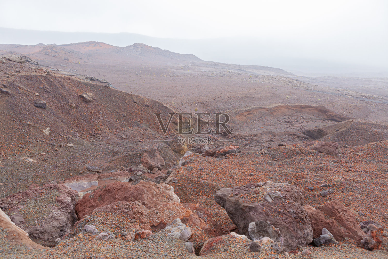 岩钉德拉富尔奈斯，云雾之间的红色地形——留尼旺岛照片摄影图片