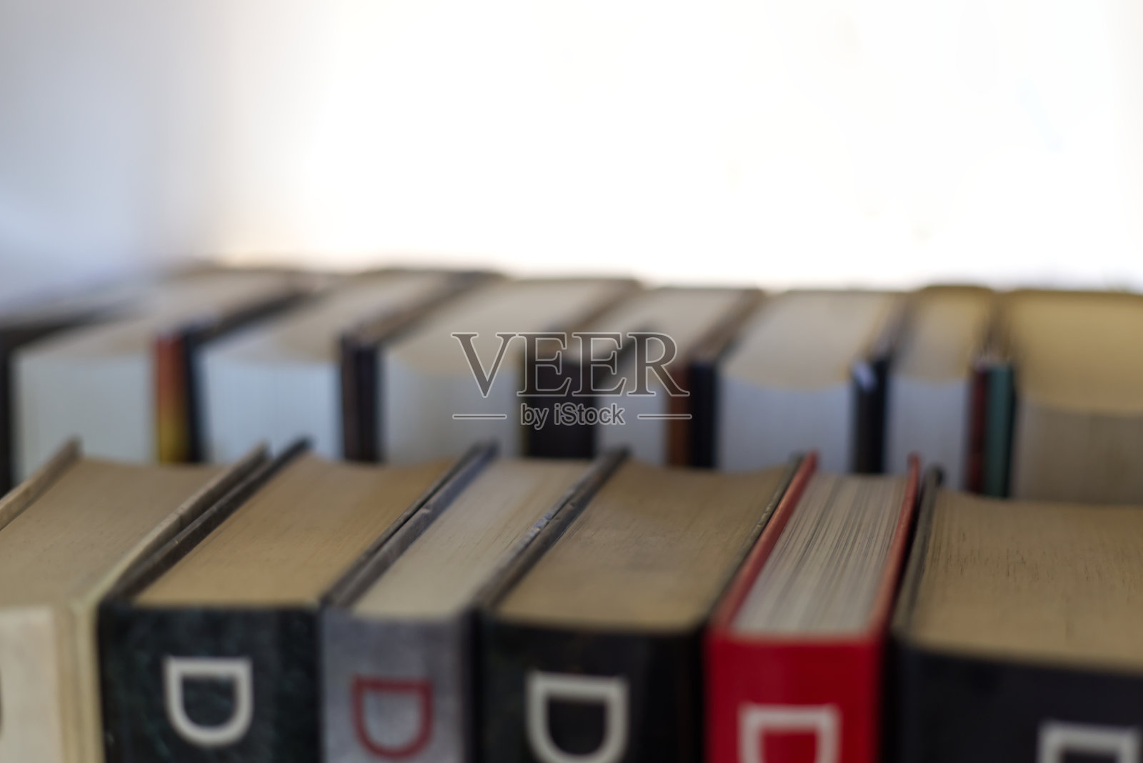 书的侧面，书的封面在自然光下照片摄影图片