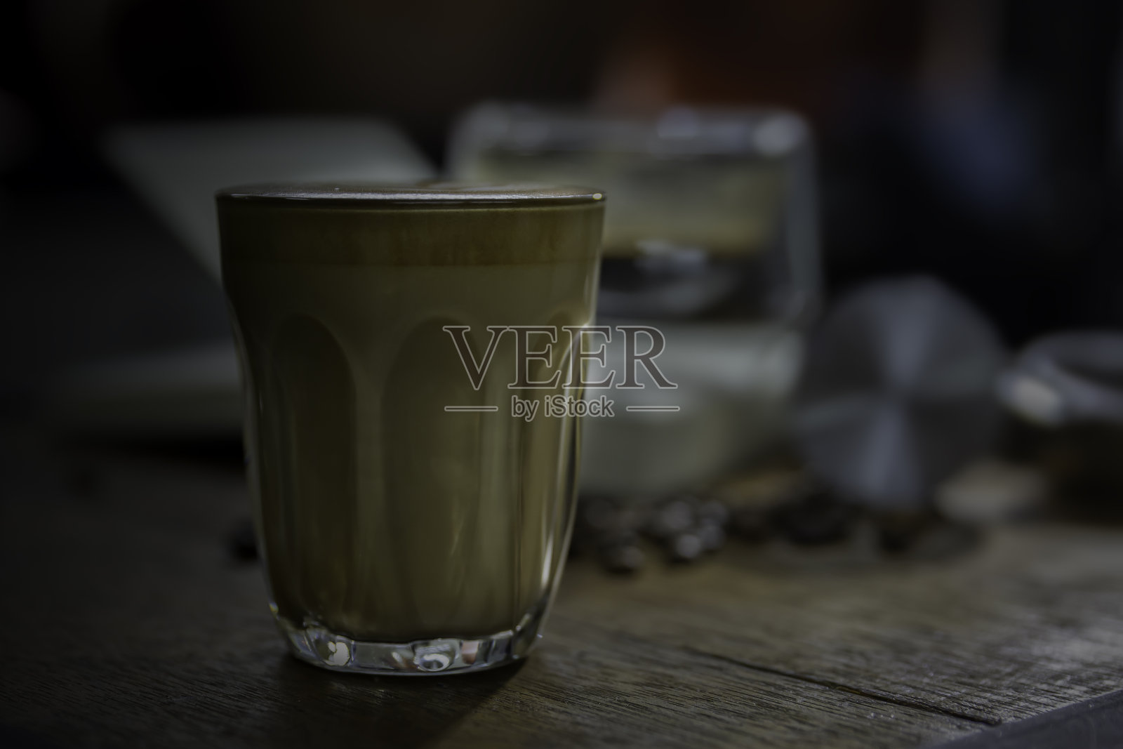 棕色木桌上放着一杯干净的咖啡。照片摄影图片