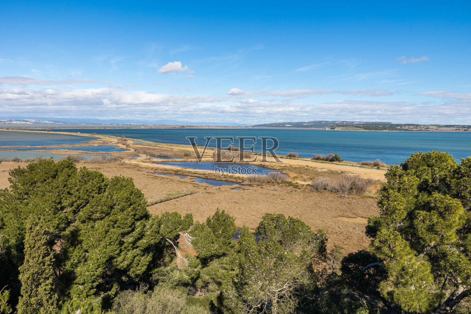 从圣露西地区自然保护区的尽头看到的景色，在Etangs de Bages-Sigean和Ayrolle和Port-la-Nouvelle的de la Robine运河照片摄影图片