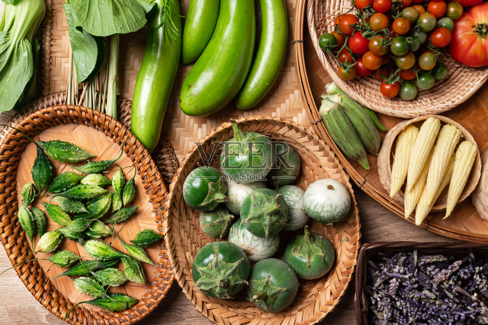 来自泰国北部当地农贸市场的新鲜有机东南亚蔬菜照片摄影图片