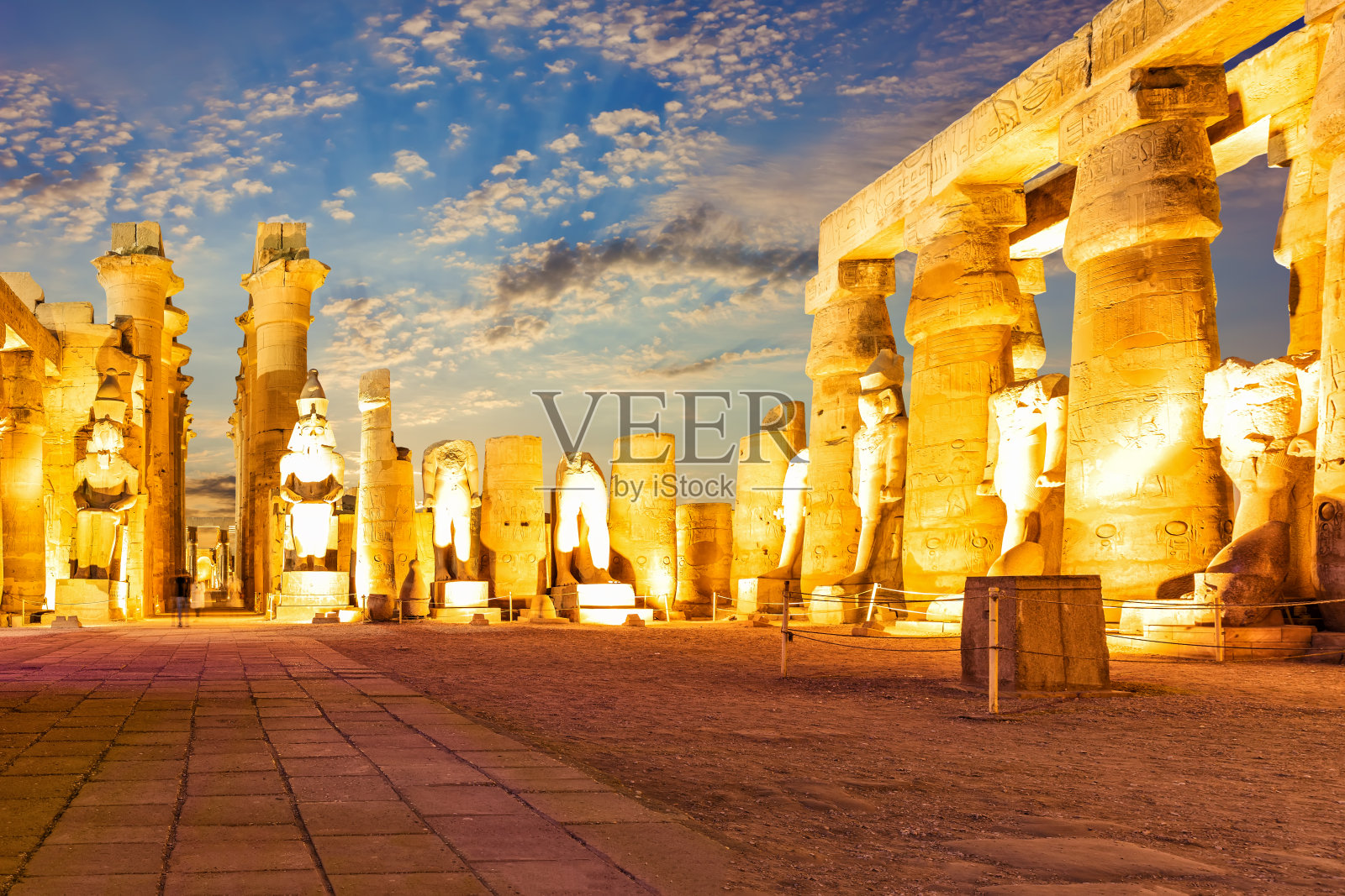 日落时分的第一个塔架遗址，埃及卢克索神庙照片摄影图片